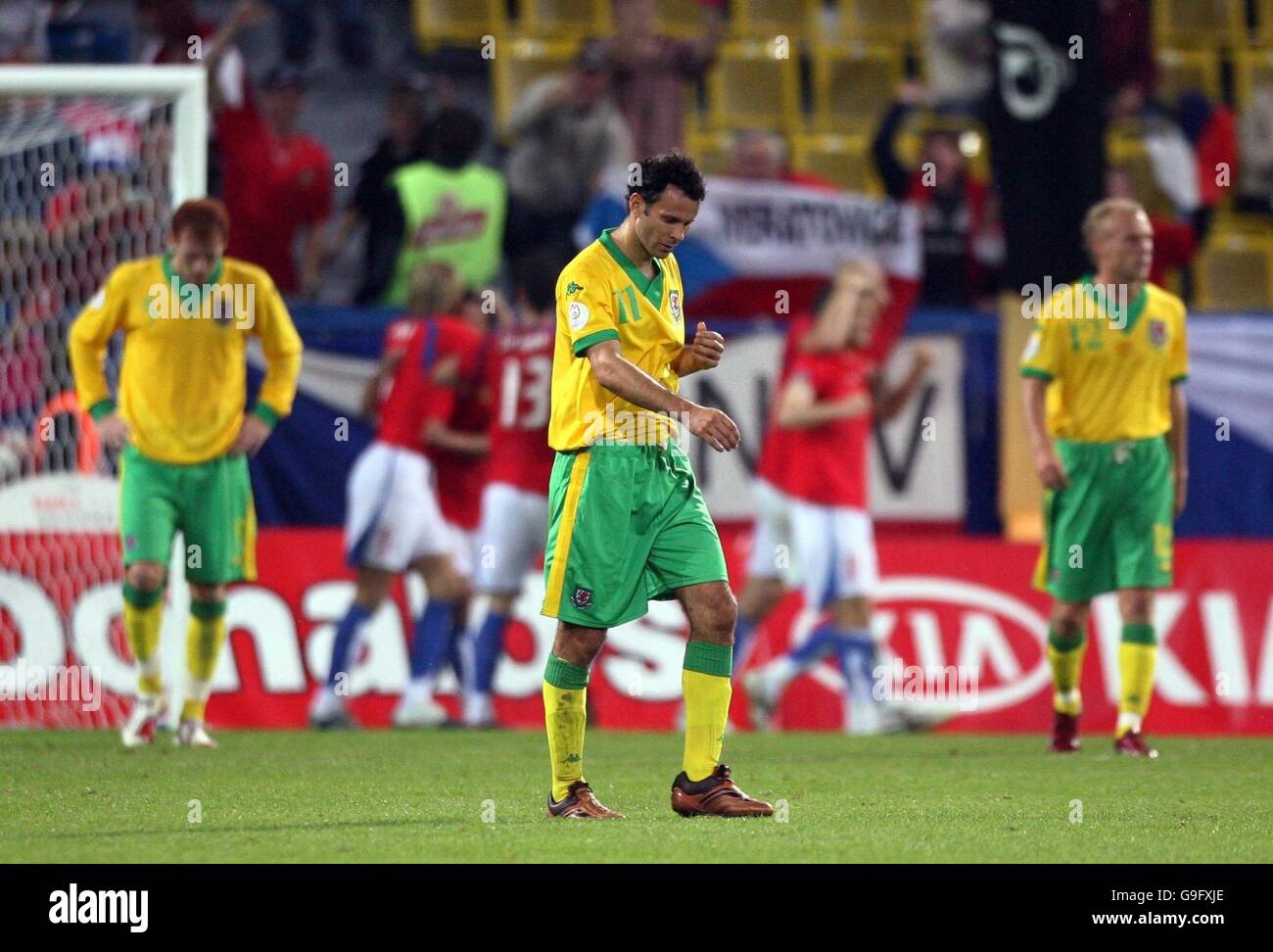 Ryan Giggs, pays de Galles, montre sa déjection après le deuxième but de la République tchèque lors du match de qualification au championnat d'Europe au stade Stadhov, à Prague, en République tchèque. Banque D'Images