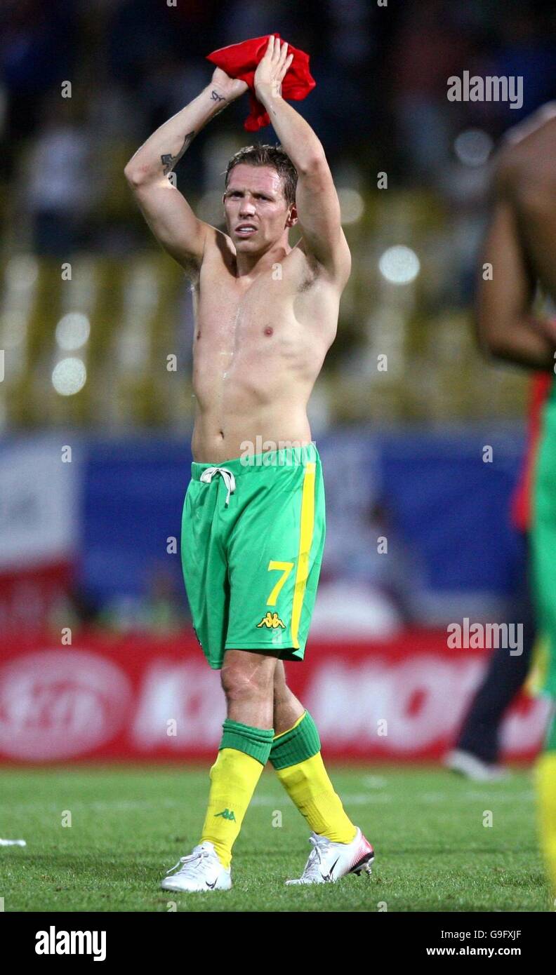 Craig Bellamy, du pays de Galles, applaudit les fans après le match de qualification du championnat d'Europe contre la République tchèque au stade Stadhov, à Prague, en République tchèque. Banque D'Images