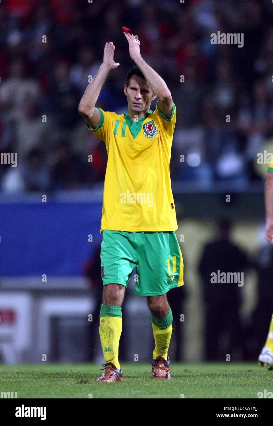 Le capitaine du pays de Galles, Ryan Giggs, applaudit les fans après le match de qualification du championnat d'Europe contre la République tchèque au stade Stadhov, à Prague, en République tchèque. Banque D'Images
