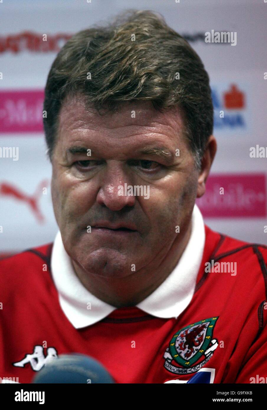 John Toshack, le gérant du pays de Galles, montre sa déjection lors de la conférence de presse post-match après le match de qualification au championnat d'Europe contre la République tchèque au stade Stadhov, à Prague, en République tchèque. Banque D'Images