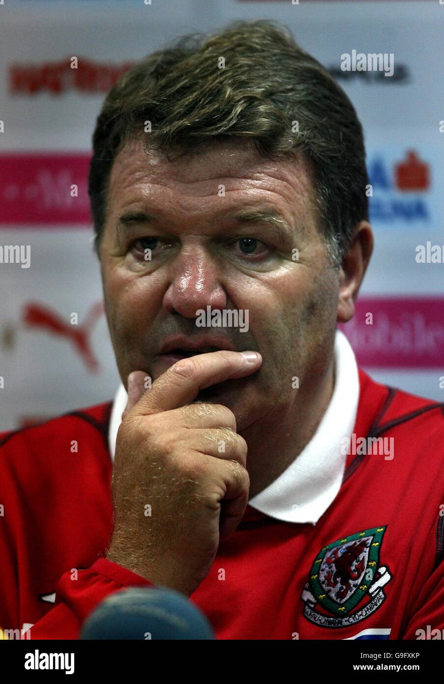 John Toshack, le gérant du pays de Galles, montre sa déjection lors de la conférence de presse post-match après le match de qualification au championnat d'Europe contre la République tchèque au stade Stadhov, à Prague, en République tchèque. Banque D'Images