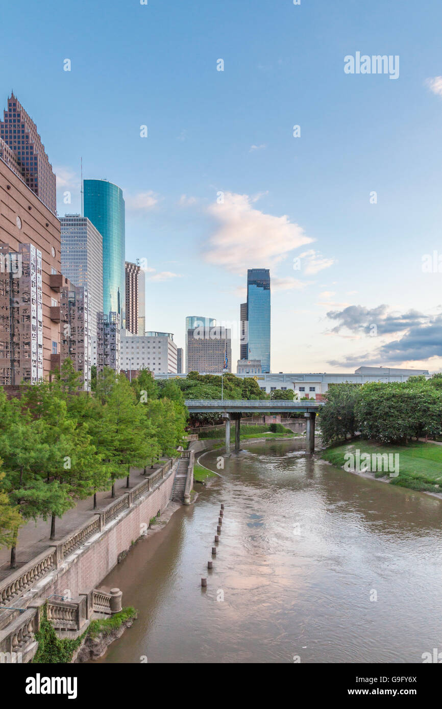 Buffalo Bayou à côté du centre de Wortham, la rivière traversant le centre-ville de Houston. Banque D'Images
