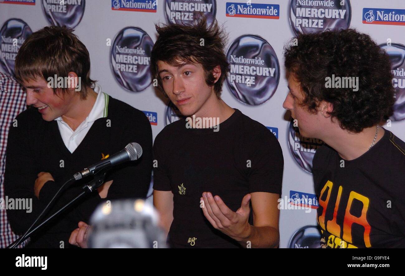 Jamie Cook, Alex Turner et Max Helders des Arctic Monkeys gagner le prix du mercure à l'hôtel Grosvenor dans le centre de Londres pour le Mercury Music Awards 2006. Banque D'Images Jamie Cook, Alex Turner et Max Helders des Arctic Monkeys gagner le prix du mercure à l'hôtel Grosvenor dans le centre de Londres pour le Mercury Music Awards 2006. Banque D'Images