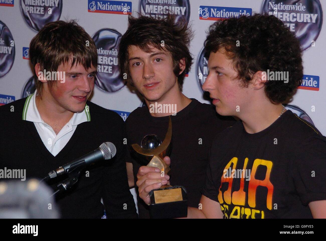 Alex Turner des Arctic Monkeys tient le prix après que le groupe a été nommé lauréat du prix national de mercure 2006, à Grosvenor House, dans le centre de Londres. Banque D'Images Alex Turner des Arctic Monkeys tient le prix après que le groupe a été nommé lauréat du prix national de mercure 2006, à Grosvenor House, dans le centre de Londres. Banque D'Images