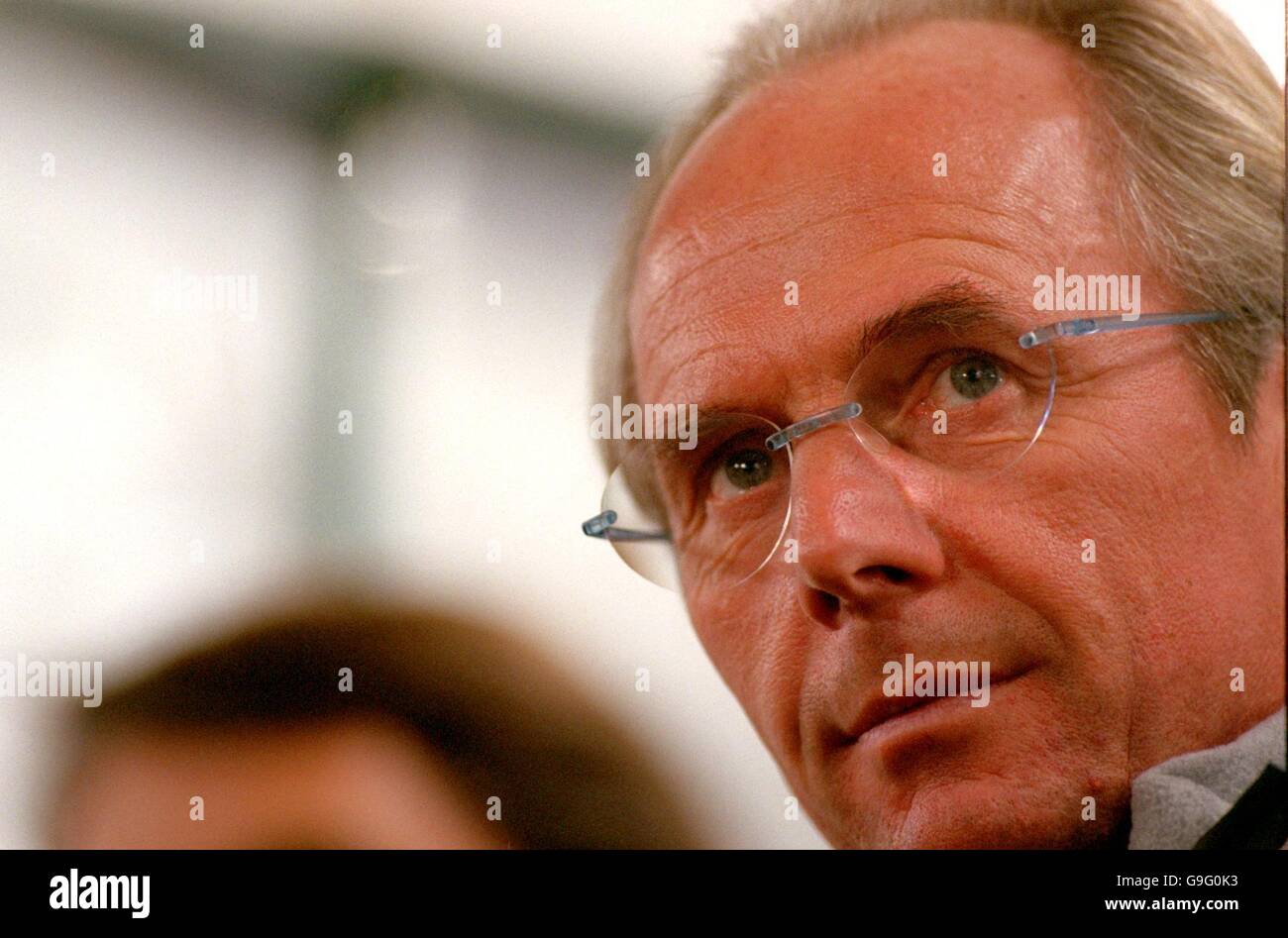 Football italien - série A - Lazio / Roma.Sven Goran Eriksson, directeur du Latium, surveille son équipe en action contre Roma. Banque D'Images