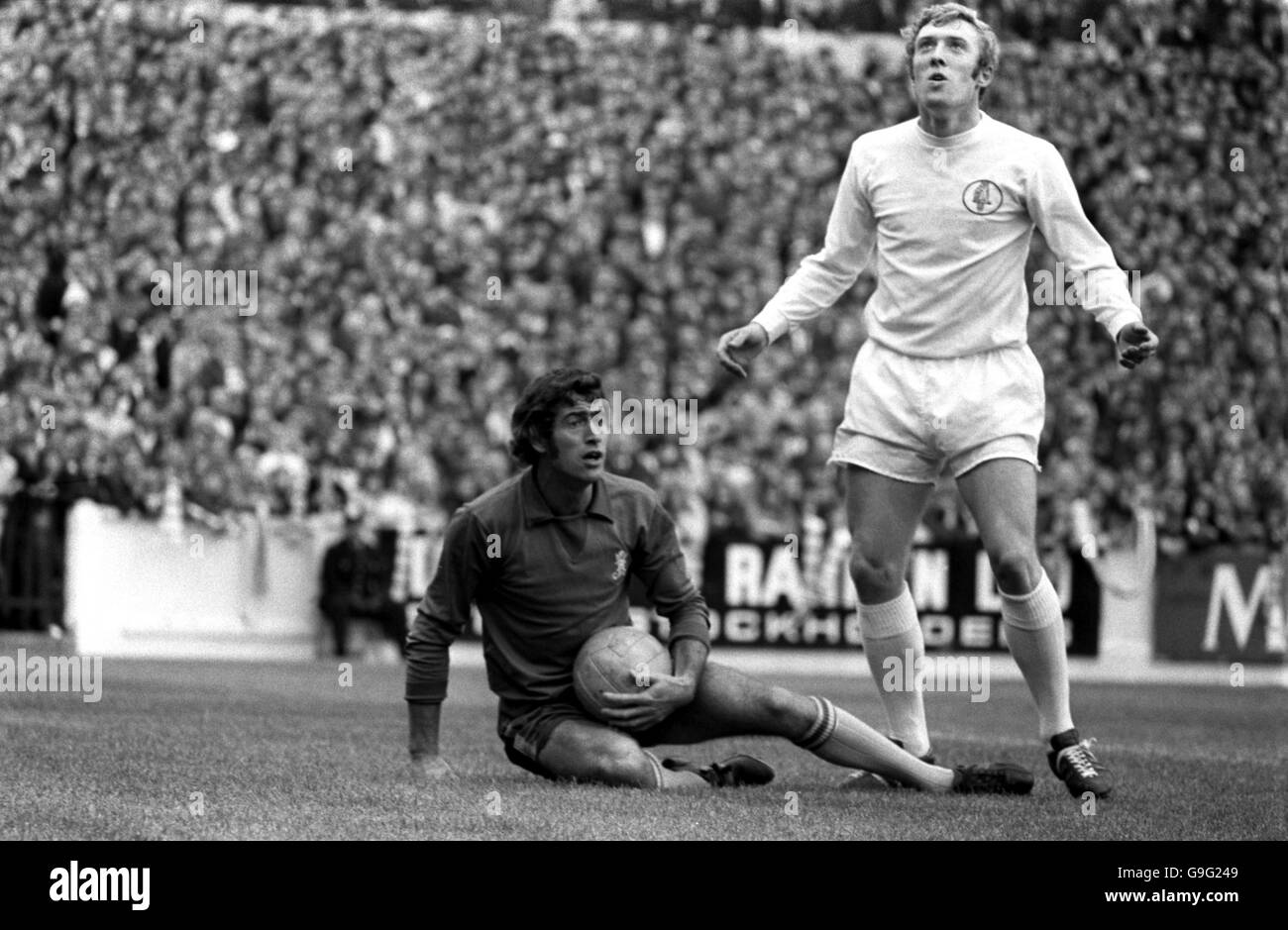 Peter Bonetti (l), gardien de but de Chelsea, s'intéresse à l'homme de ligne comme Mick Jones (r) de Leeds United fait une chance manquée Banque D'Images