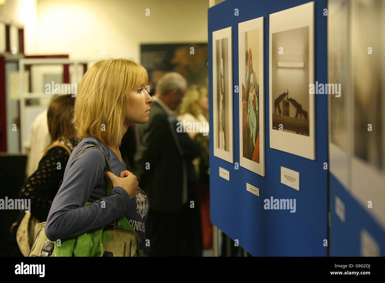 Une femme se penche sur l'une des images de "personnes oubliées' exposition de photographies par Frank Miller sur le Liban, les réfugiés palestiniens qui ont fui leurs maisons après la guerre israélo-arabe de 1948, à la bibliothèque de l'ILAC à Dublin. Banque D'Images