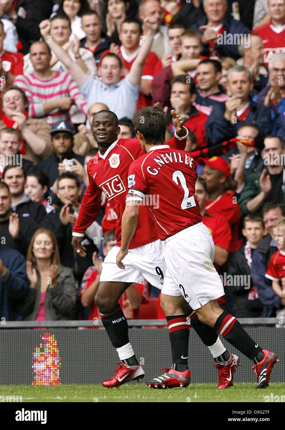 Football - FA Barclays Premiership - Manchester United / Fulham - Old Trafford.Louis Saha (l) de Manchester United célèbre son but Banque D'Images