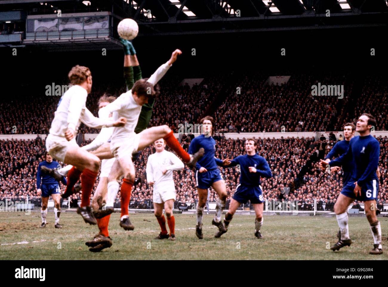 (G-D) Mick Jones, Jack Charlton et Allan Clarke, de Leeds United, défient le gardien de but de Chelsea, Peter Bonetti, sous la surveillance de Billy Bremner, coéquipier, David Webb, Peter Houseman, John Dempsey et Ron Harris, de Chelsea Banque D'Images
