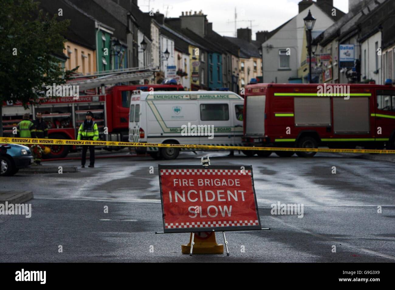 Police et pompiers le personnel d'urgence sur la scène à la place du romarin, Roscrea, Co Tipperary où plus tôt un homme menacé d'établir lui-même la lumière après arrosant lui-même dans l'essence. Un bras de fer se poursuit. Banque D'Images