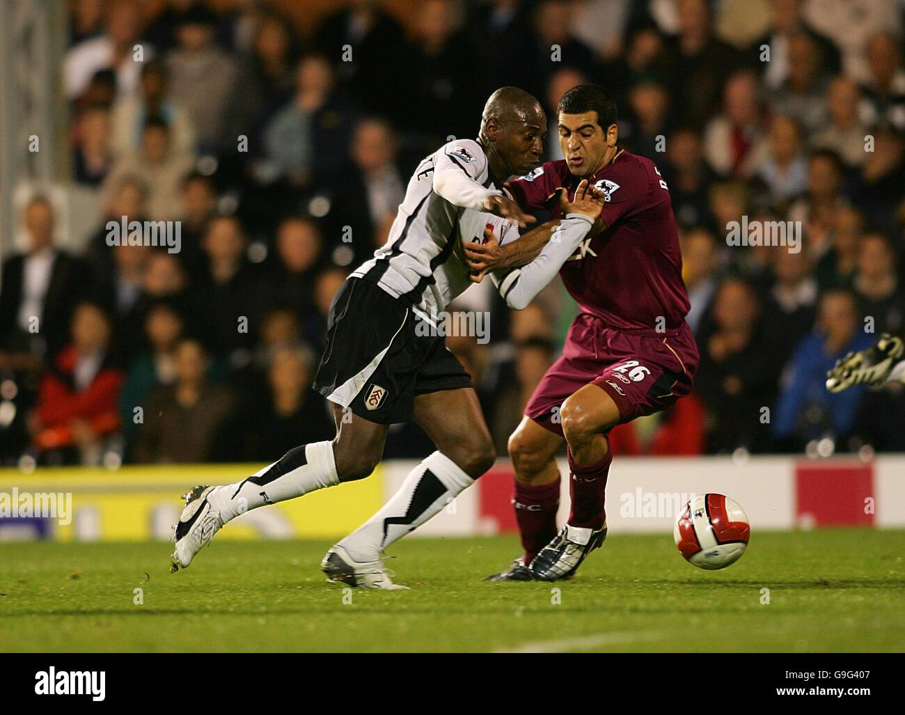 Soccer - FA Barclays Premiership - Fulham et Bolton Wanderers - Craven Cottage.Tal Ben Haim de Bolton Wanderers conteste Luis Boa Morte de Fulham Banque D'Images