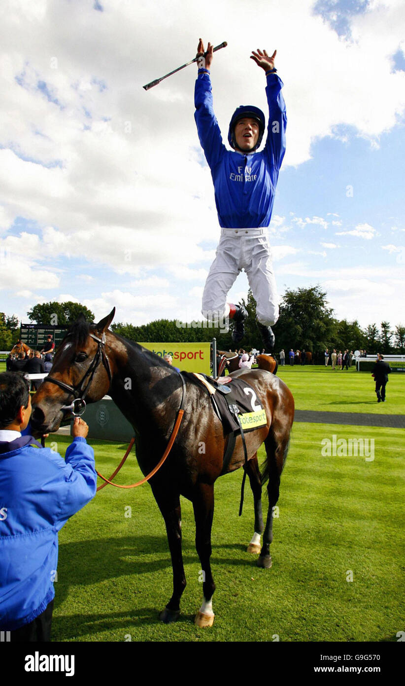 Course - Hippodrome de Goodwood.Le Jockey Frankie Dettori saute de son mont après avoir remporté le totesport Celebration Mile sur Caradak à l'hippodrome de Goodwood. Banque D'Images