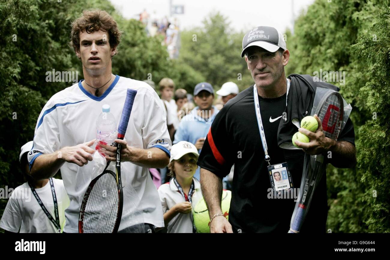 Andy Murray, de la Grande-Bretagne, quitte une séance d'entraînement avec son entraîneur Brad Gilbert, avant son premier match de demain, le mardi 29 août 2006, aux championnats américains de l'Open au Billie Jean King National tennis Center, Flushing Meadow, New York. Banque D'Images