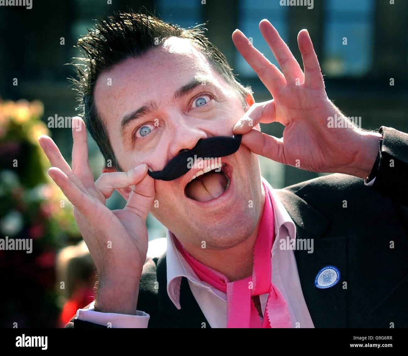 David Mutch, 39 ans, se fait une moustache et un cravat lors d'une  tentative record du monde pour le plus grand rassemblement de lookalikes  Charles Rennie Mackintosh à George Square, Glasgow Photo