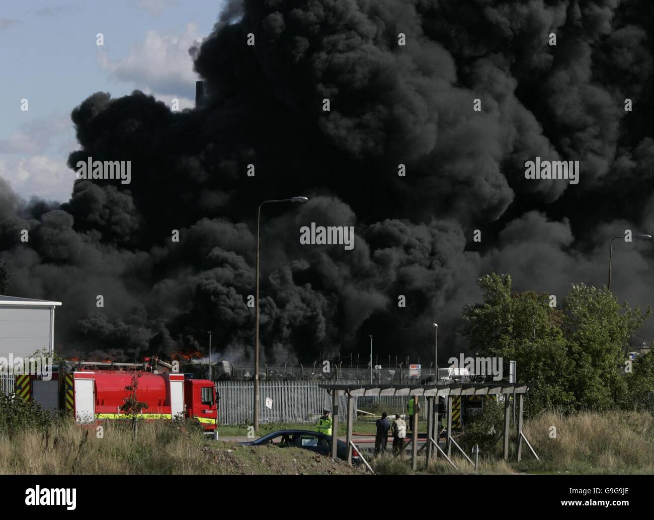 Pneus en feu dans un dépotoir près de la raffinerie de pétrole Stanlow à Ellesmere Port, Cheshire. Banque D'Images