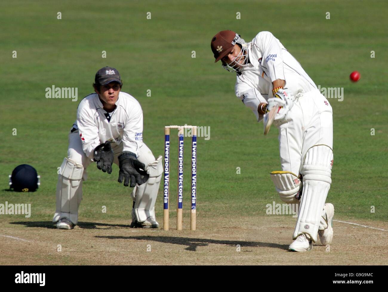 Mark Ramprakash de Surrey se déplace tout droit pendant le match de la Liverpool Victoria County Championship Division 2 contre Gloucestershire au County Ground, Bristol. Banque D'Images