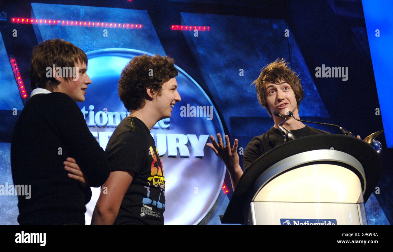 Les Arctic Monkeys sur scène lors du prix national du mercure 2006 à Grosvenor House, dans le centre de Londres. Date de la photo: Mardi 5 septembre 2006. Voir l'histoire de PA SHOWBIZ Mercury. Crédit photo devrait lire: Yui Mok / PA Banque D'Images Les Arctic Monkeys sur scène lors du prix national du mercure 2006 à Grosvenor House, dans le centre de Londres. Date de la photo: Mardi 5 septembre 2006. Voir l'histoire de PA SHOWBIZ Mercury. Crédit photo devrait lire: Yui Mok / PA Banque D'Images