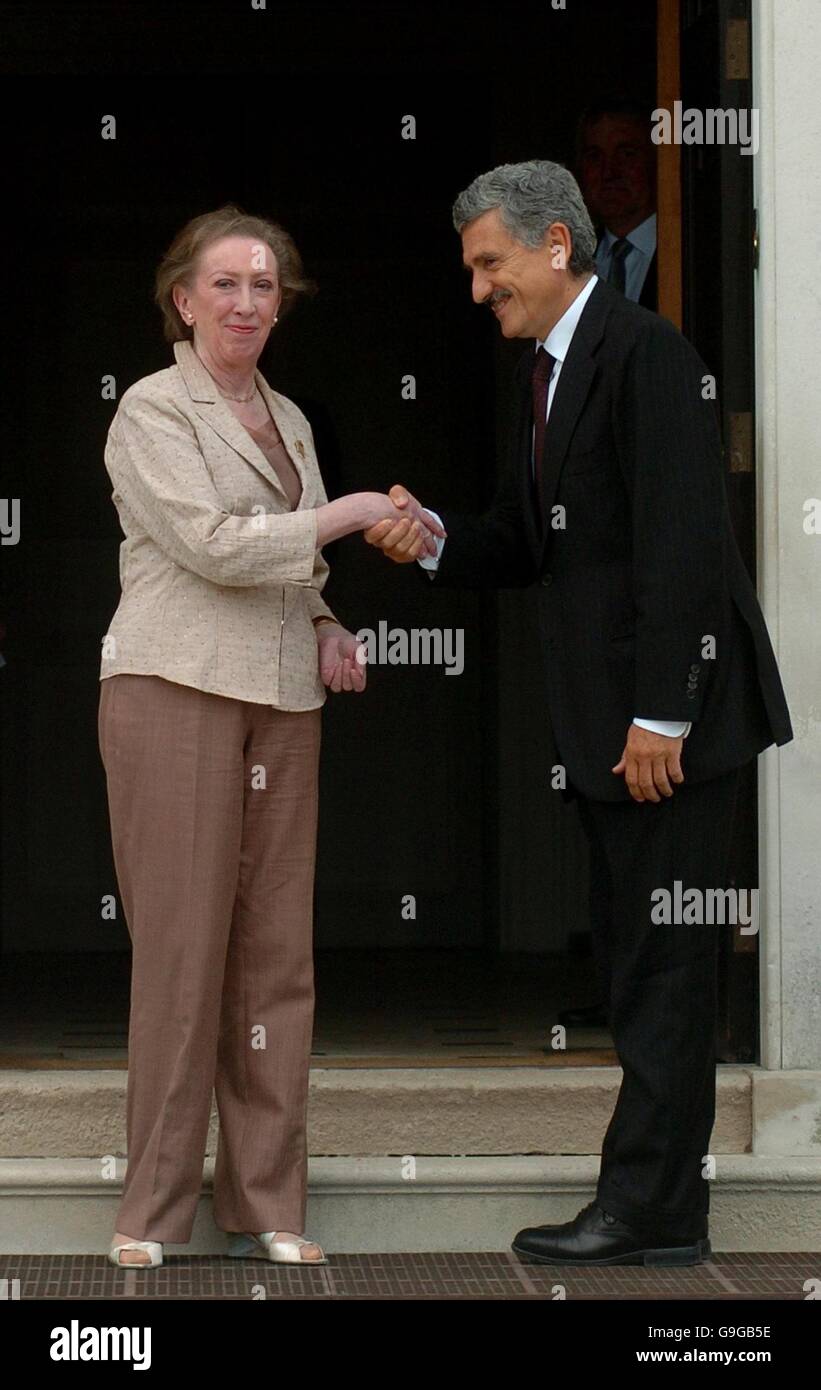 La ministre britannique des Affaires étrangères Margaret Beckett salue son homologue italien Massimo d'Alema sur les marches de sa résidence du gouvernement, ChEvening House, à ChEvening, dans le Kent.APPUYEZ SUR ASSOCIATION photo.Date de la photo: Lundi 11 septembre 2006.Les deux ministres se sont réunis pour discuter des questions internationales actuelles, y compris les problèmes en cours au Moyen-Orient.APPUYEZ SUR ASSOCIATION PHOTO.Le crédit photo devrait se lire: Johnny Green/PA Banque D'Images