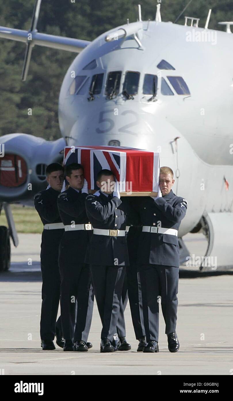 Le cercueil contenant le Sgt Flt Gerard Bell de la Royal Air Force est  transporté d'un avion C17 à RAF Kinloss, avec un avion Nimrod en  arrière-plan Photo Stock - Alamy