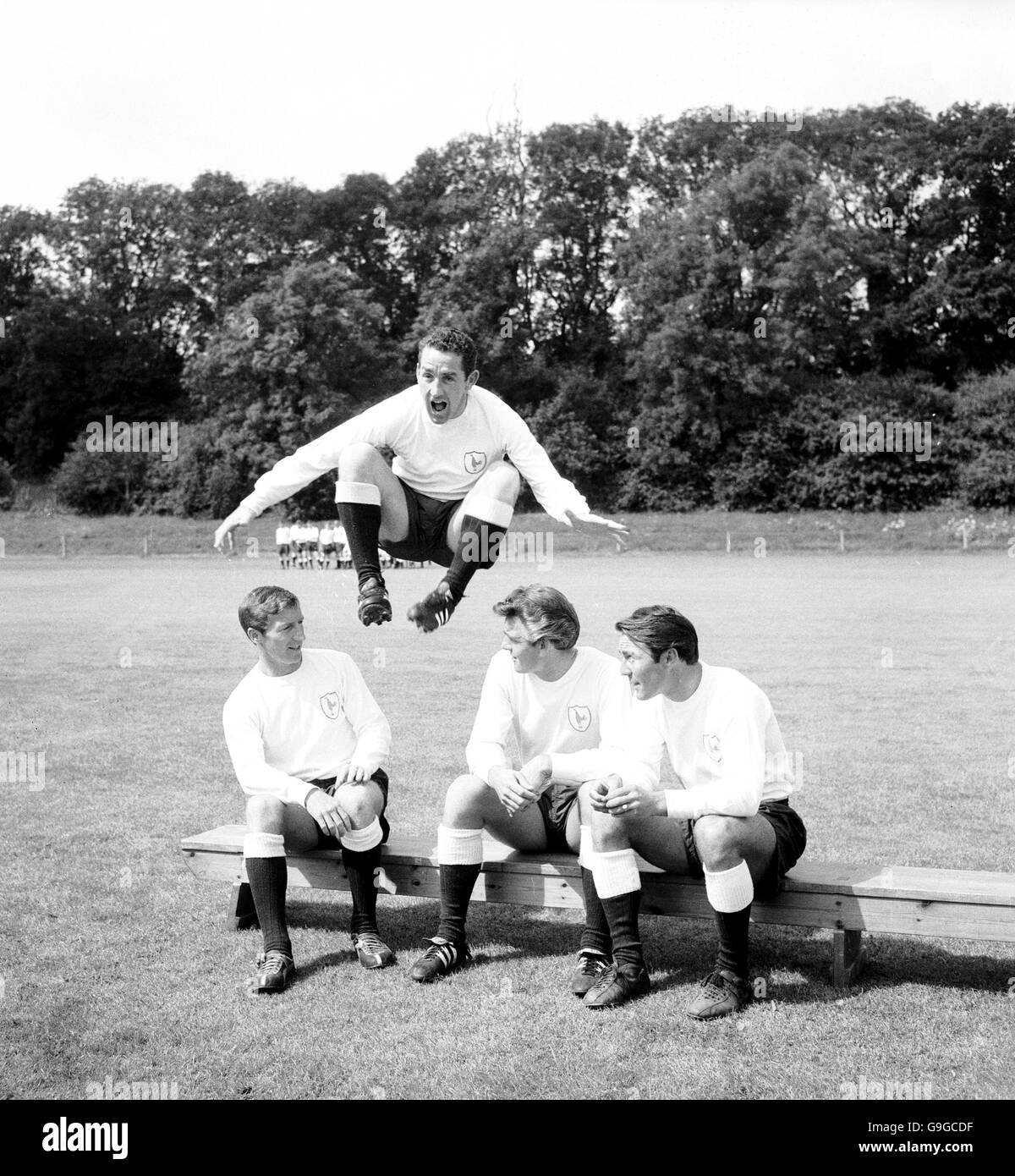 Dave Mackay, de Tottenham Hotspur, dépasse les coéquipiers Cliff Jones, Ron Henry et Jimmy Greaves Banque D'Images