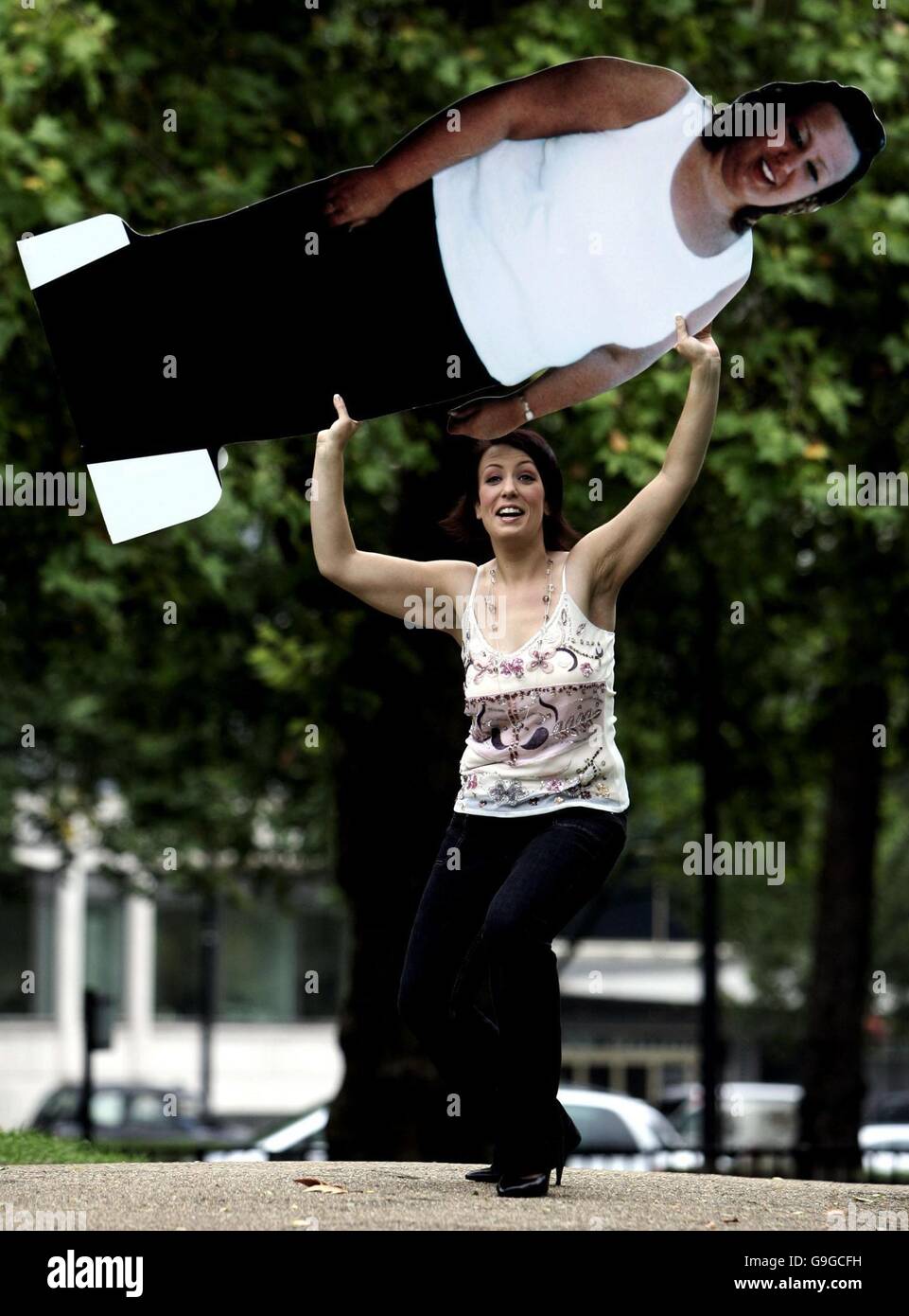 Melissa Harrison tient une découpe en carton de son précédent, plus grand  moi à son dévoilement comme la jeune femme de l'année de Slimming World  Photo Stock - Alamy