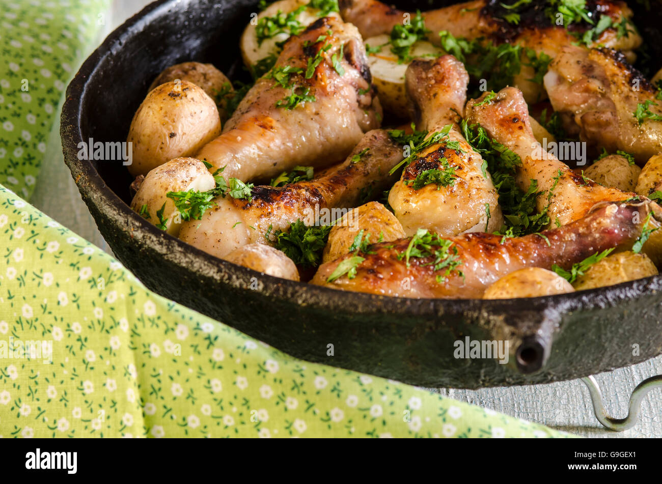 Tendres et croquantes au four poulet rôti avec pommes de terre, les carottes et l'accent peu profondes Banque D'Images
