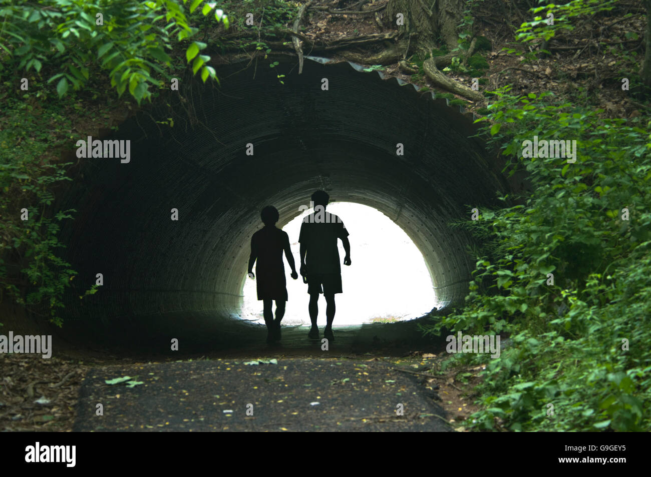 Un Chinois en train de marcher à travers un tunnel. Banque D'Images