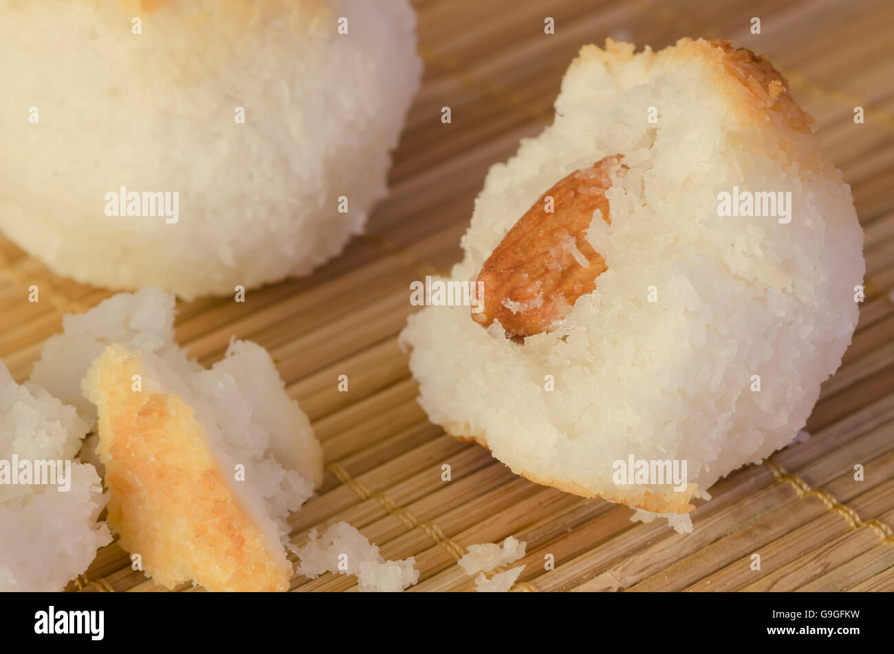 Cookies Noix De Coco boules comme sur fond de bambou Banque D'Images