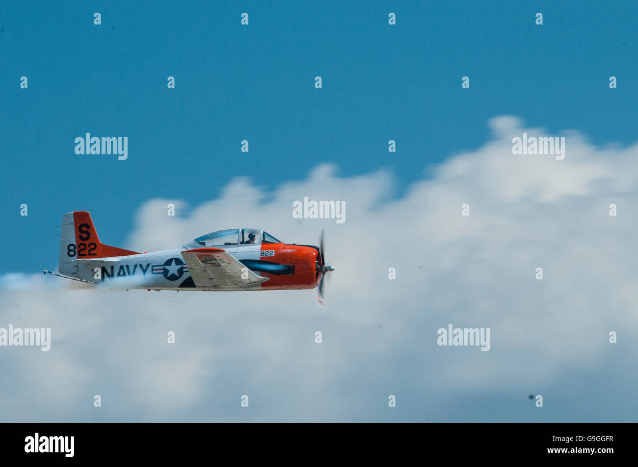 Un T-38 World War II fighter trainer flys dans un meeting aérien. Banque D'Images