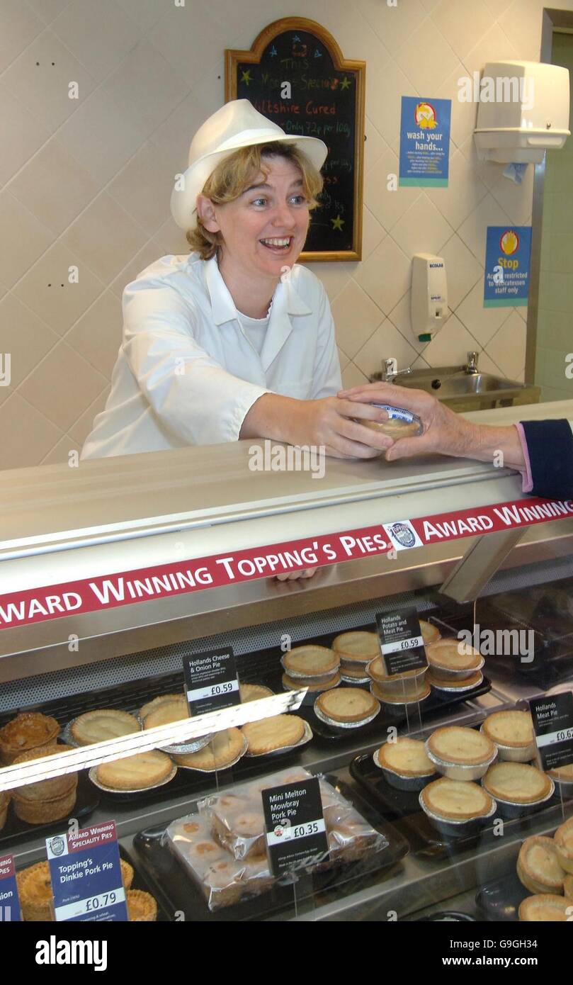 La députée locale et secrétaire d'État aux collectivités et aux gouvernements locaux, Ruth Kelly, dans le magasin Co-op de Westhinton, Bolton, où elle faisait la promotion d'une initiative locale visant à sensibiliser les gens à la sécurité alimentaire. Banque D'Images