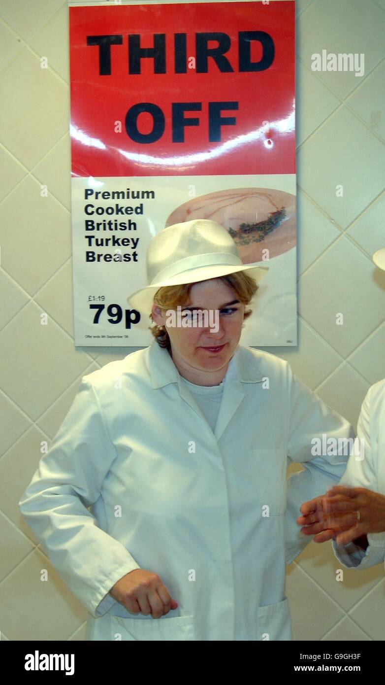 La députée locale et secrétaire d'État aux collectivités et aux gouvernements locaux, Ruth Kelly, dans le magasin Co-op de Westhinton, Bolton, où elle faisait la promotion d'une initiative locale visant à sensibiliser les gens à la sécurité alimentaire. Banque D'Images