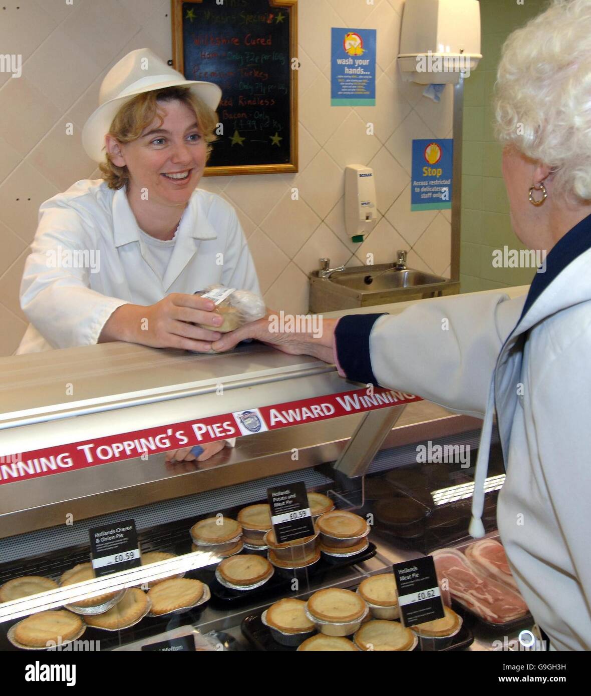 La députée locale et secrétaire d'État aux collectivités et aux gouvernements locaux, Ruth Kelly, dans le magasin Co-op de Westhinton, Bolton, où elle faisait la promotion d'une initiative locale visant à sensibiliser les gens à la sécurité alimentaire. Banque D'Images