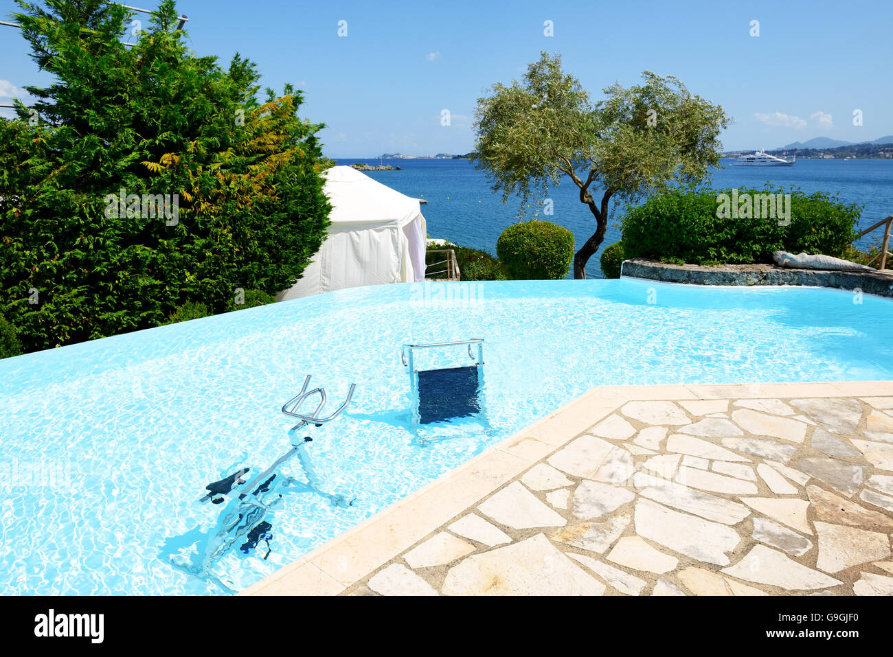 L'eau vélo en piscine, Corfou, Grèce Banque D'Images