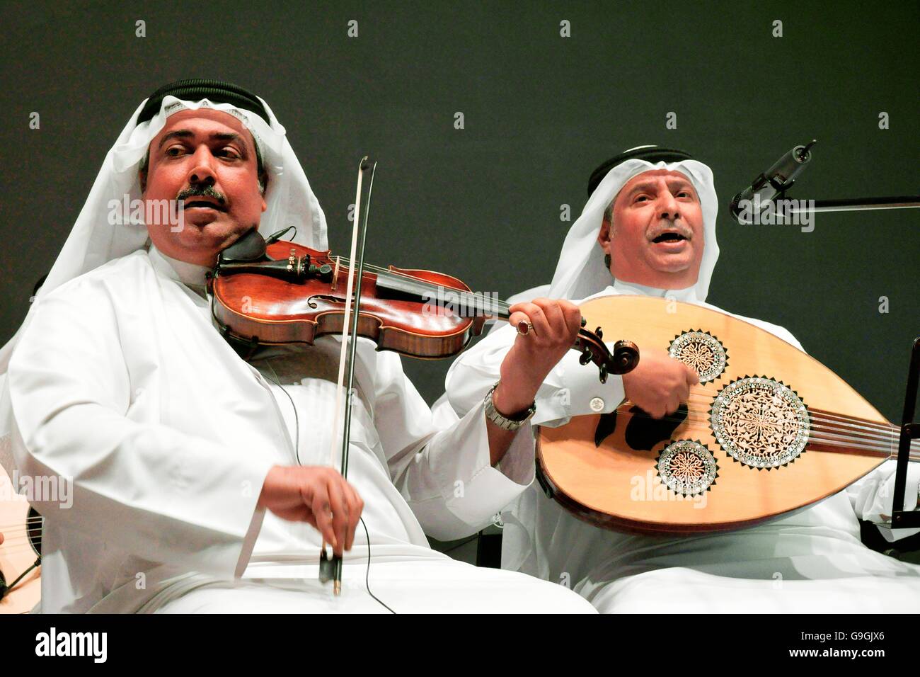 Les musiciens de la Fondation Mohammed bin faris band band jouer musique sawt traditionnels dans al Khalifa center dans muhurraq district, Bahreïn Banque D'Images