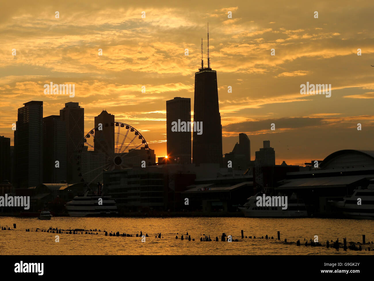 Vue de Navy Pier et la John Hancock Tower vu depuis le lac Michigan à bord d'une croisière au coucher du soleil Seadog à Chicago, IL, USA Banque D'Images