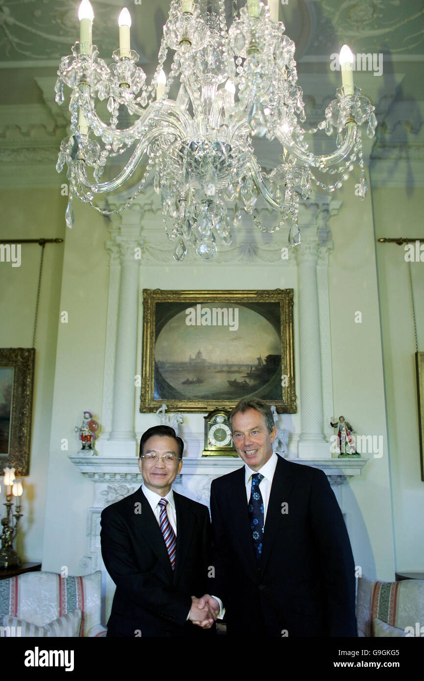 Le Premier ministre britannique Tony Blair avec son homologue chinois Wen Jiabao au numéro 10 Downing Street dans le centre de Londres. Banque D'Images
