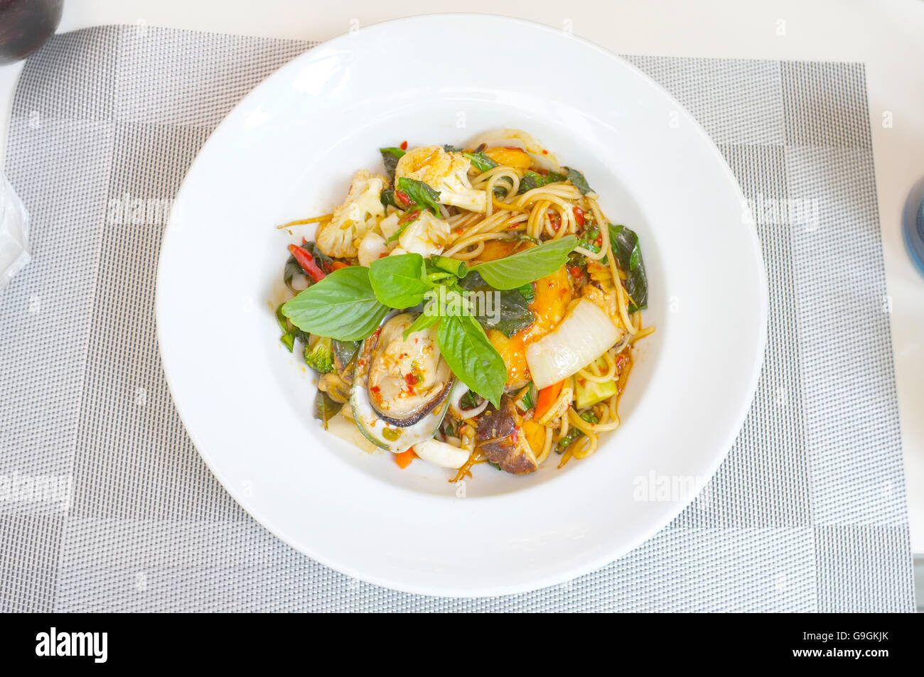 Fruits de mer épicés, style spaghetti nourriture thaïe Banque D'Images