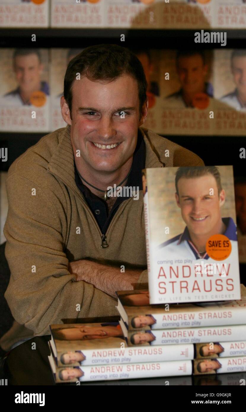 Andrew Strauss, batteur d'Angleterre, pose pour les médias avec son nouveau livre « Coming In Play » à Waterstones, The Galleries Shopping Centre, Bristol. Banque D'Images