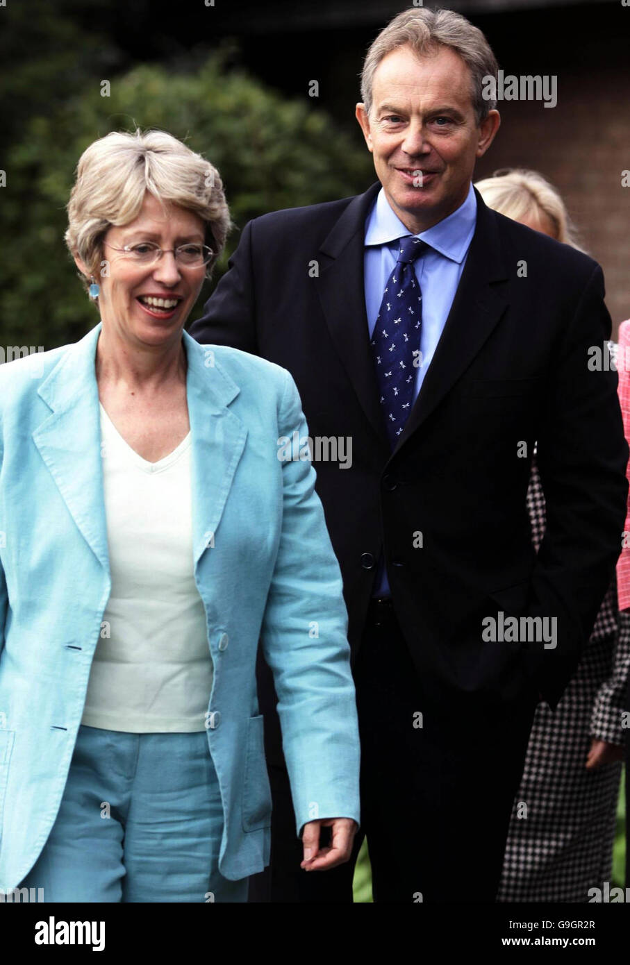 Le Premier ministre Tony Blair et la secrétaire à la Santé Patricia Hewitt arrivent pour visiter l'unité d'oncologie jeunesse du Teenage cancer Trust à l'hôpital Christie, à Manchester. Banque D'Images