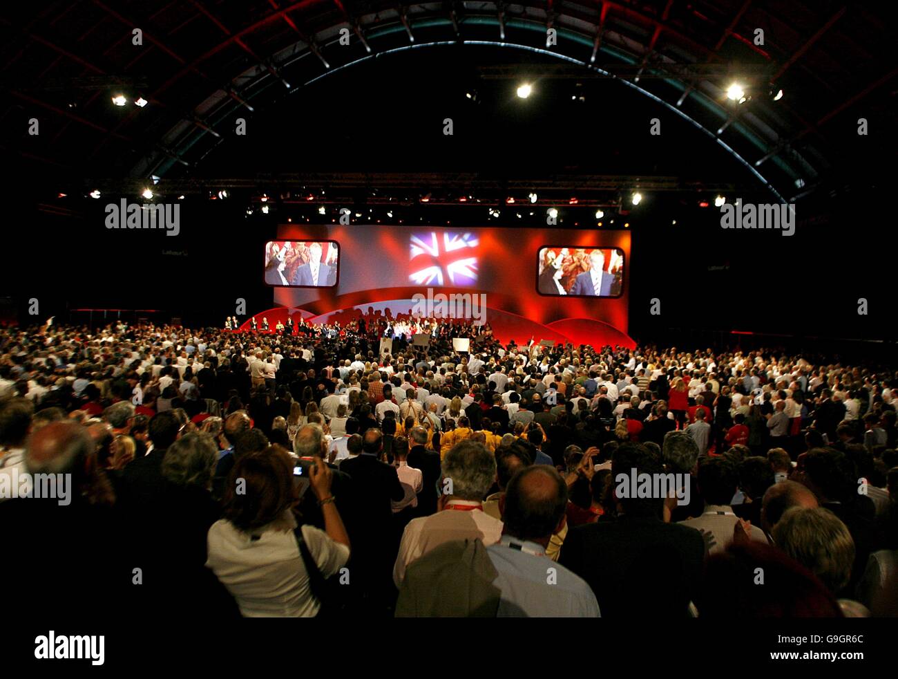 Le premier ministre Tony Blair reçoit les applaudissements du Labour Conférence de fête après son discours Banque D'Images