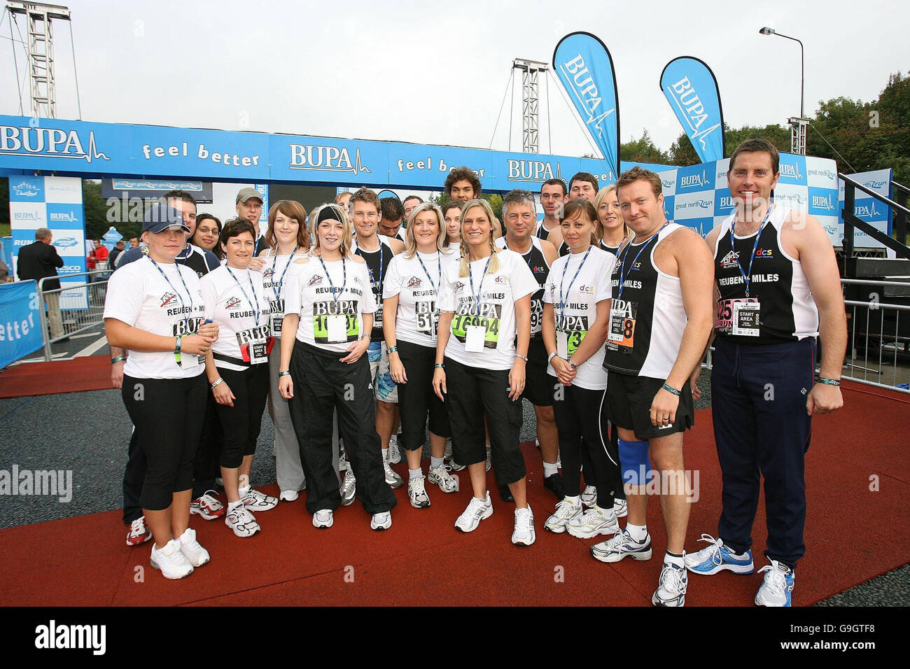 Les membres de la famille et les amis de Reuben Wilson, qui est décédé l'an dernier pendant la Great North Run au début de la course à Newcastle. Banque D'Images