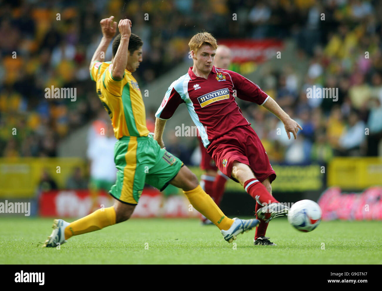 Le Youssef Safri de Norwich City est battu à la balle James O'Connor de Burnley Banque D'Images