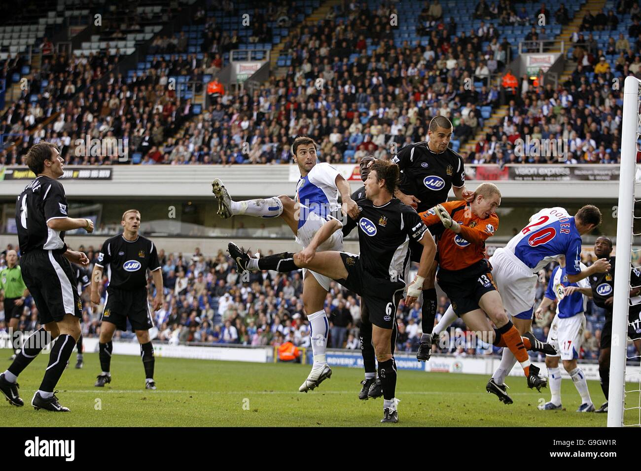 Soccer - FA Barclays Premiership - Blackburn Rovers / Wigan Athletic - Ewood Park.Zurab Khizanishvili, de Blackburn, attaque le but de Wigan Banque D'Images