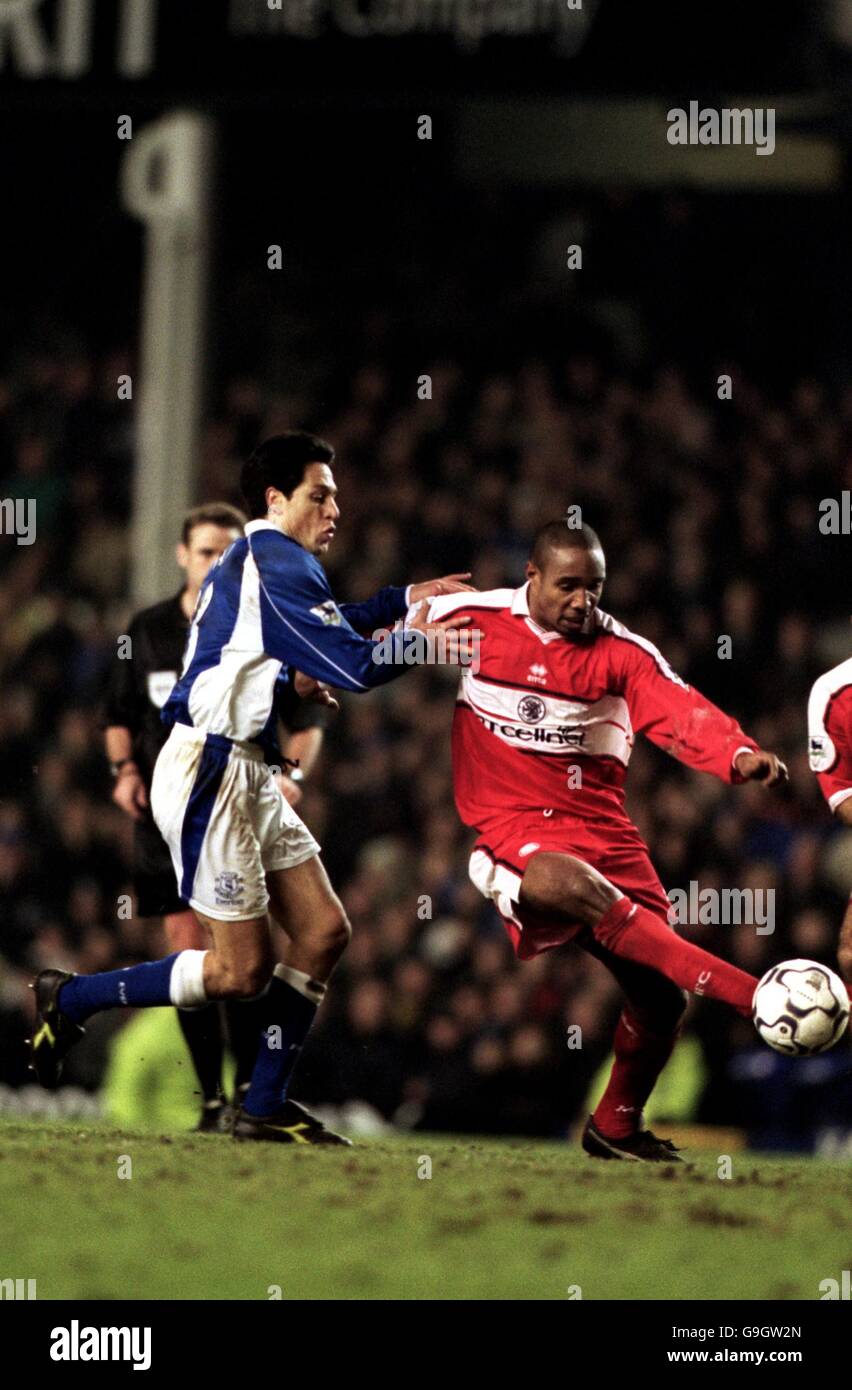 Soccer - FA Carling Premiership - Everton c. Middlesbrough.Paul Ince de Middlesbrough (r) contrôle la balle sous pression de l'Idan Tal d'Everton (l) Banque D'Images