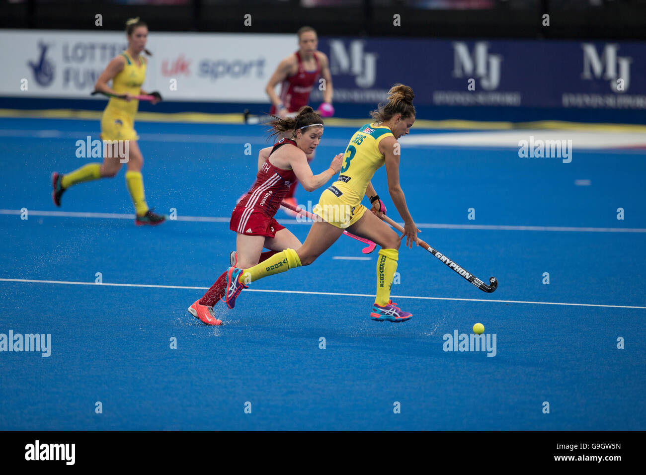 Investec Women's Hockey Londres du Trophée des Champions en juin 2016. Laura Unsworth, go v Brooke Peris, Australie Banque D'Images