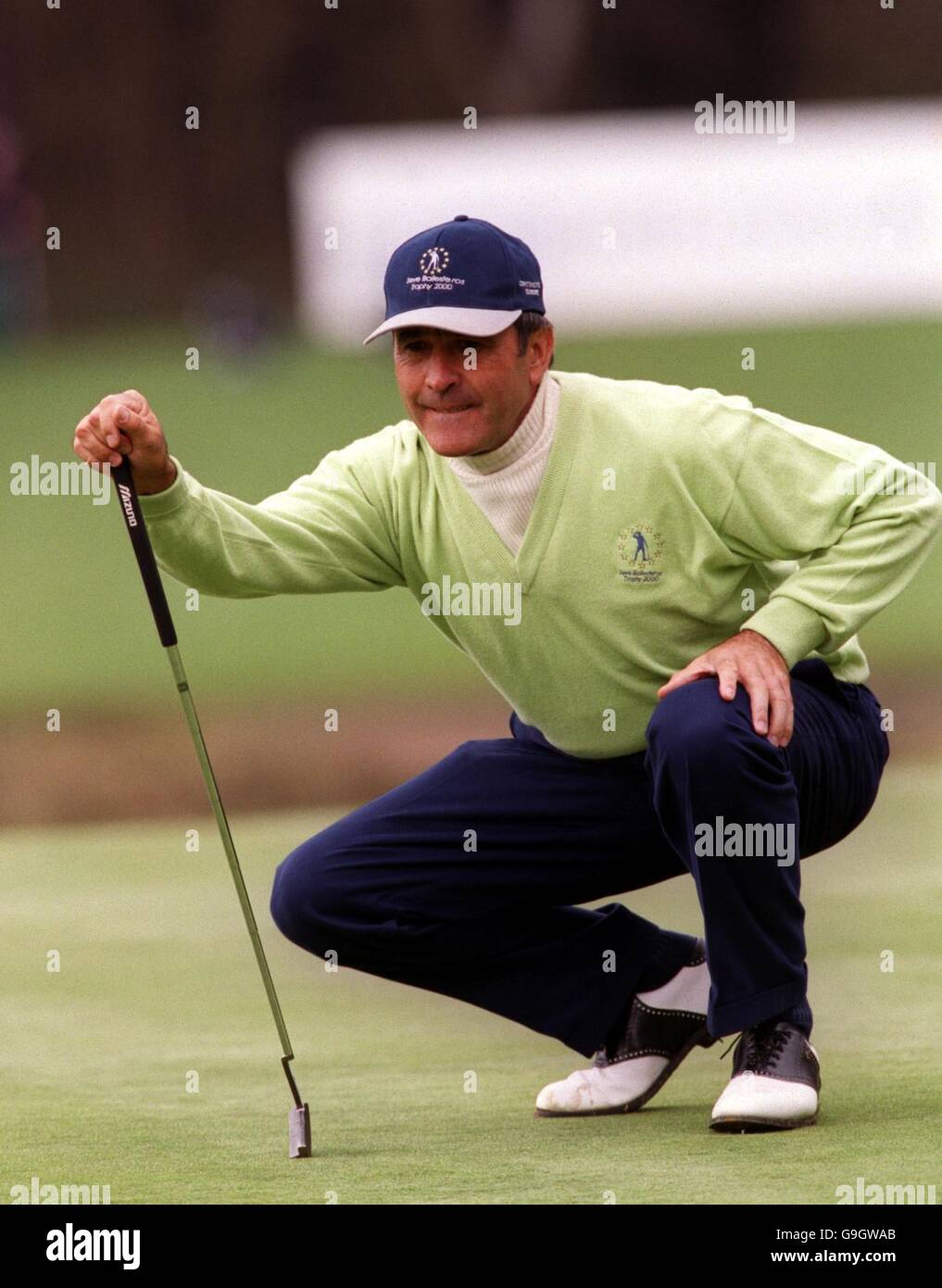 Golf - Trophée Eurobet Seve Ballesteros - jour 1 - Sunningdale.Seve Ballesteros étudie son prochain putt Banque D'Images