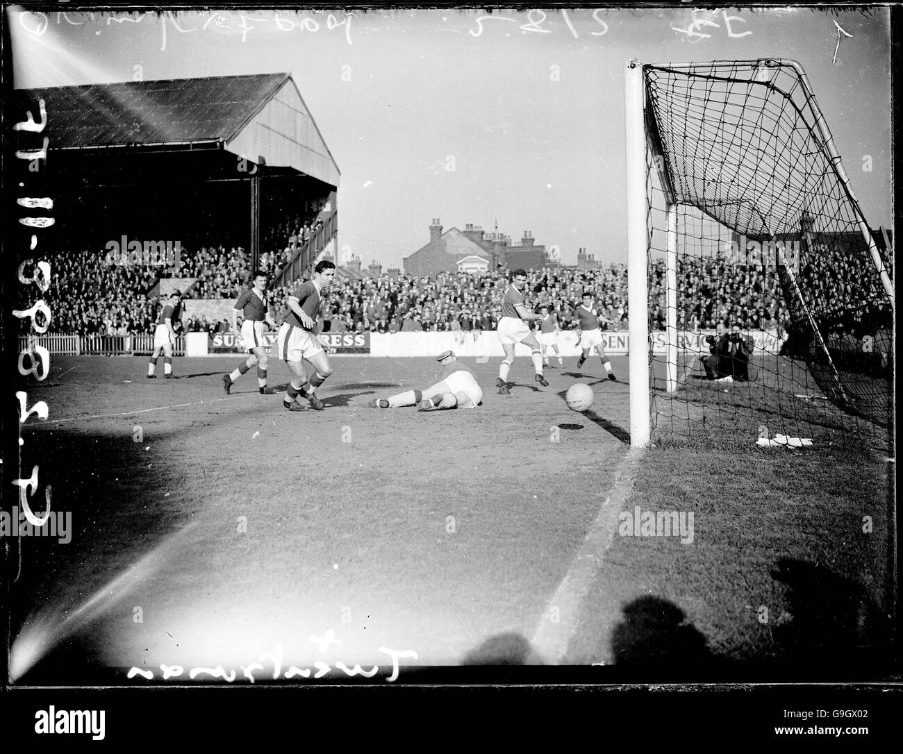 Football - Ligue de football Division 2 - Leyton Orient / Liverpool.Geoff Twentyman de Liverpool (troisième l) regarde tandis que le ballon rebondit devant le gardien de but Tommy cadet (r) Banque D'Images