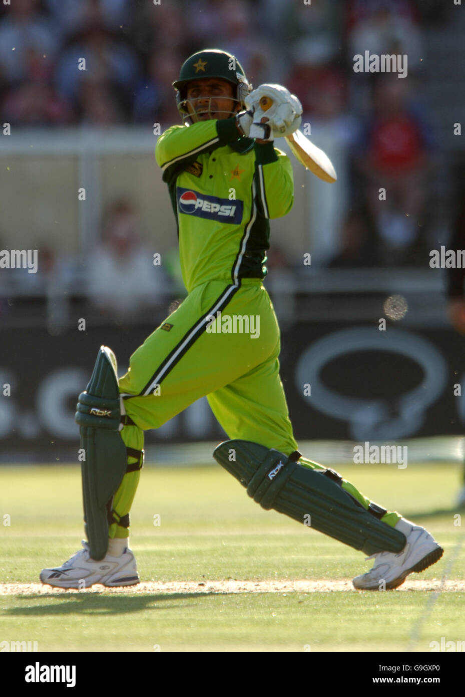 Cricket - NatWest One Day International Series - Angleterre contre Pakistan - Trent Bridge.Abdul Razzaq du Pakistan atteint un six en route vers un 75 à couper le souffle Banque D'Images