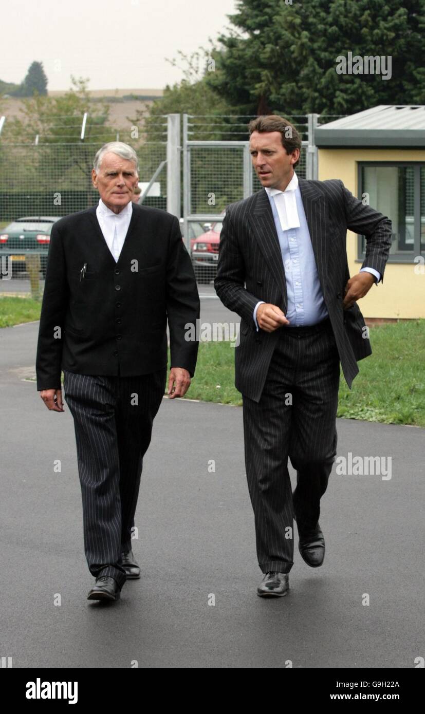 Fichier de bibliothèque, daté du 13-09-2006. M. William England, à droite, et Richard Ferguson QC lors d'un appel à la presse devant le tribunal militaire de Bulford, sur le camp de Bulford, dans le Wiltshire, où ils défendent le caporal de lance Wayne Crowcroft. Banque D'Images