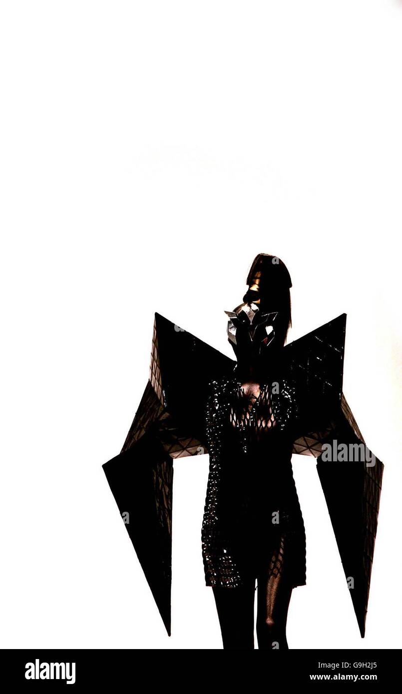 Un modèle porte un dessin de Gareth Pugh lors des collections printemps/été 2007 de la London Fashion week, à la tente du BFC devant le Natural History Museum, à l'ouest de Londres. Banque D'Images